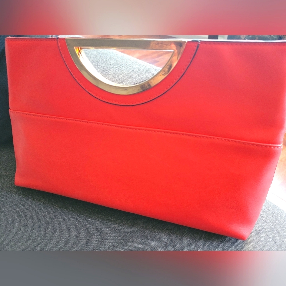 Coral clutch - The Limited
